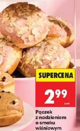 Pączek z nadzieniem o smaku wiśniowym z płatkami migdałowymi