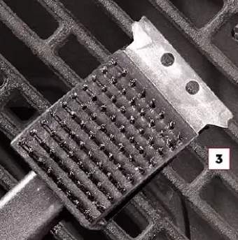 Szczotka druciana o długim trzonku, ze skrobakiem i z gąbką do czyszczenia grilla