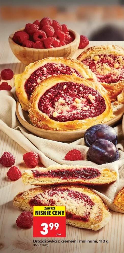 Drożdżówka z kremem i malinami